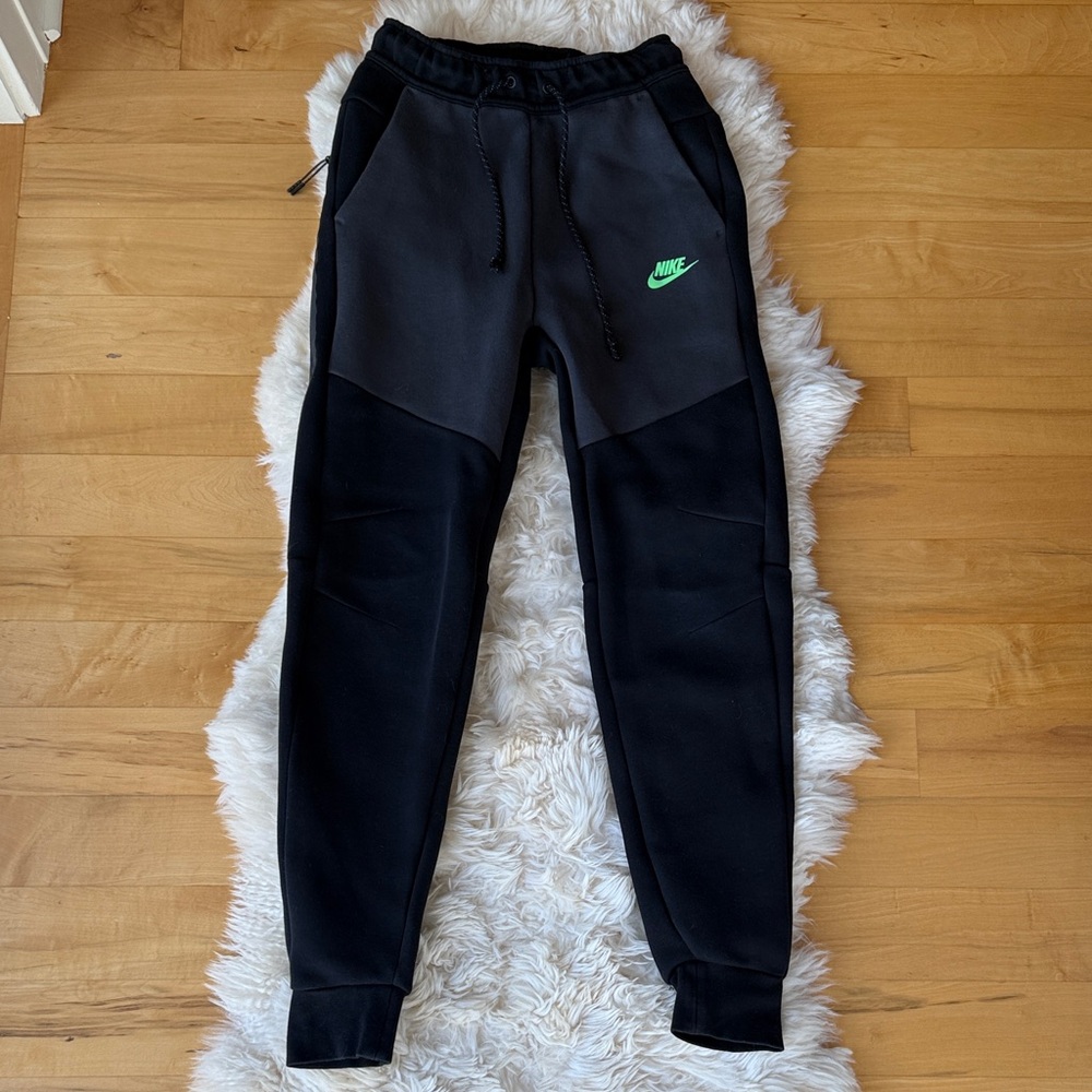 Nike Mens Tech Jogger Pants, size XS